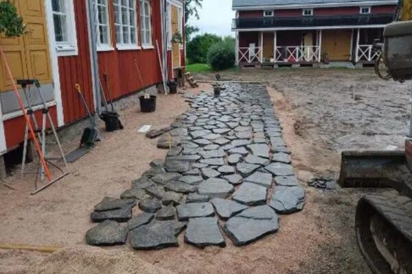 pihanhoito-kiveyksen-asennus-suupohjan-talohuolto Pihakiveyksen asennus käynnissä Suupohjan Talohuollon tekemänä Kauhajoella.