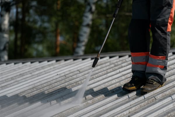 Peltikaton pesu työn aikana