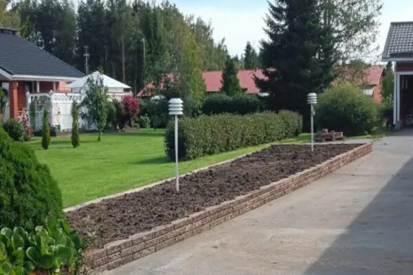 pihanhoito-valmis-piha-suupohjan-talohuolto Valmiiksi hoidettu ja siistitty piha-alue Suupohjan Talohuollon työn jälkeen Kauhajoella.”