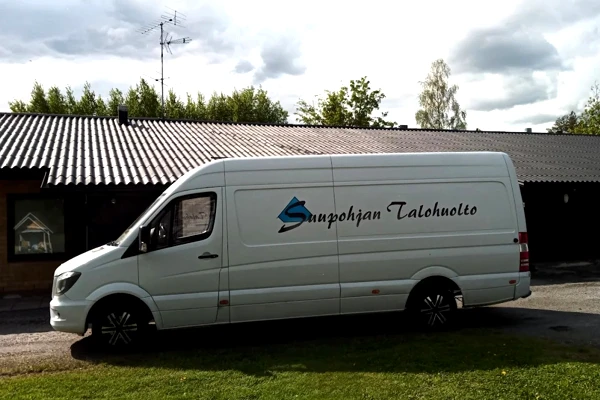 Suupohjan Talohuollon huoltoauto asiakkaan pihassa Suupohjan alueella.